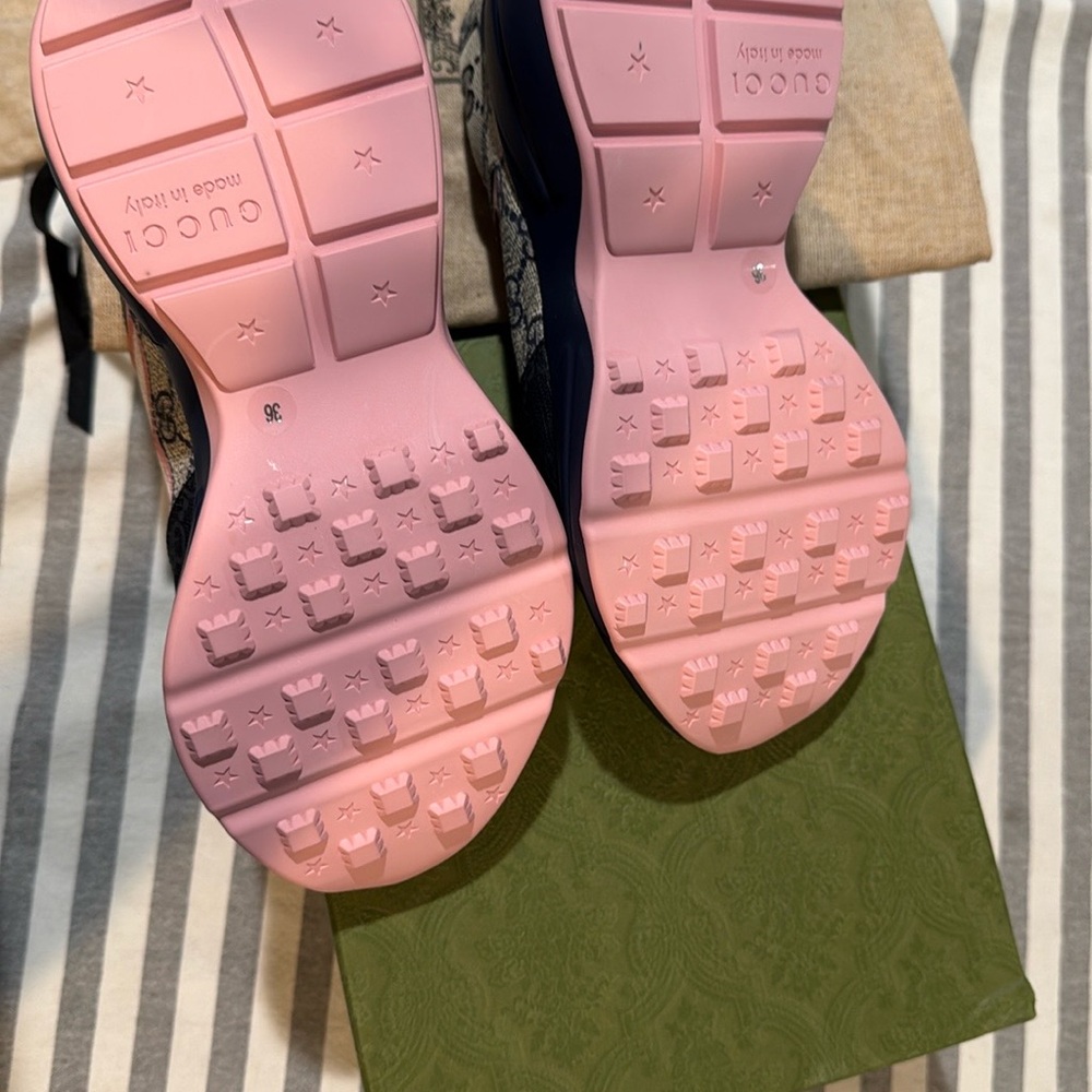 Gucci Pink and Black Lace-Up Shoes - Picture 4 of 5